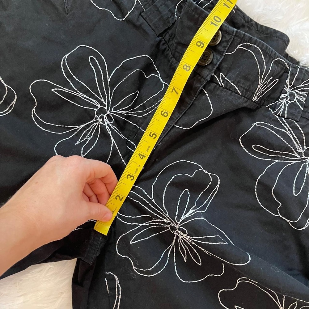 🍟Y2K Black & White Floral Embroidered Capri Cargo Pants Size 8 - Picture 6 of 8